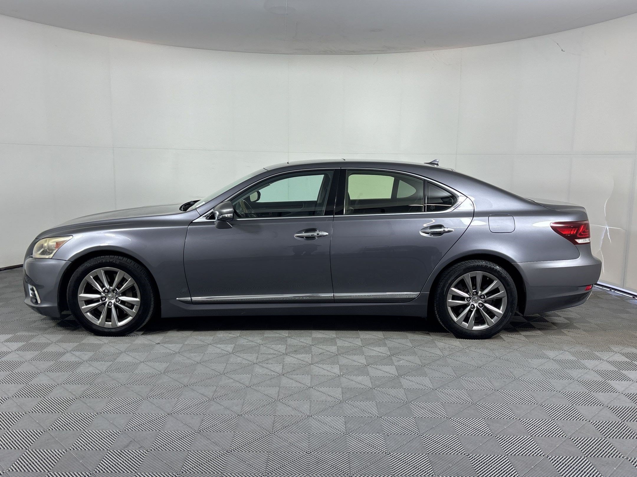 Used 2013 Lexus LS 460 AWD w/ Comfort Pkg image 2
