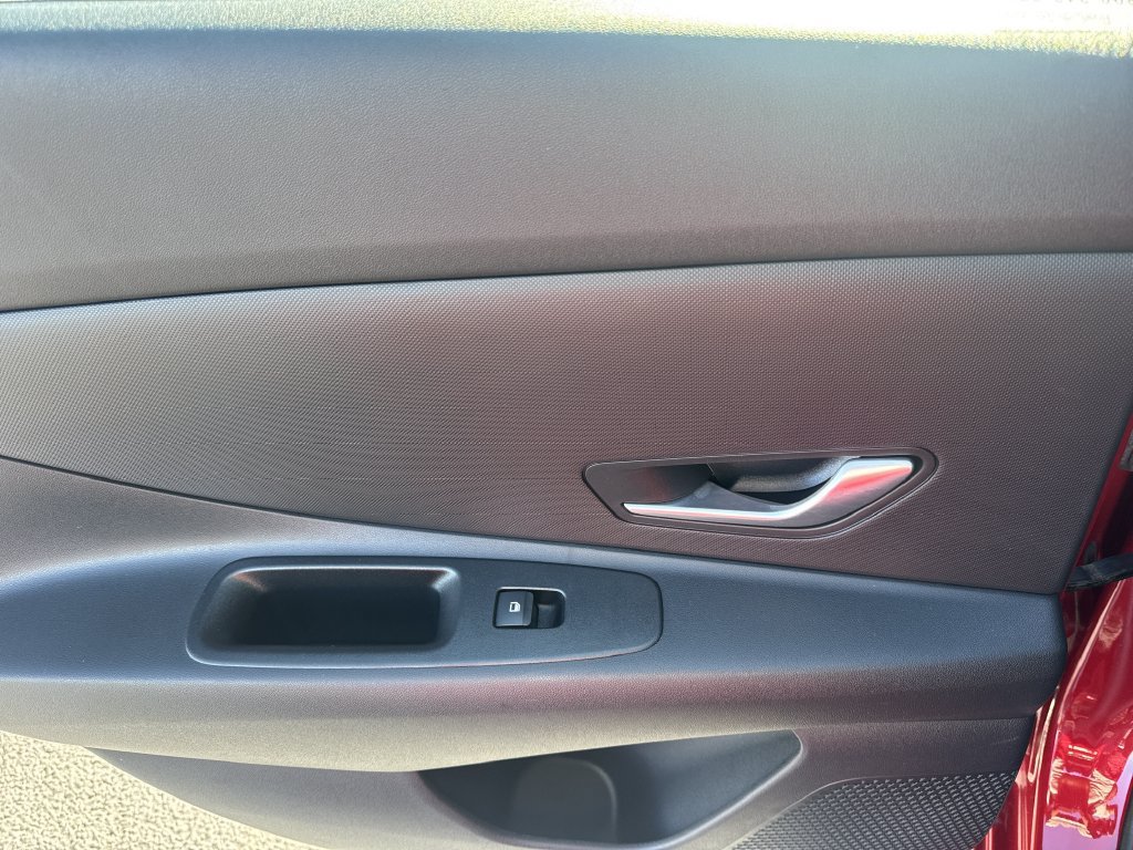 Used 2025 Hyundai Elantra SE FWD image 21