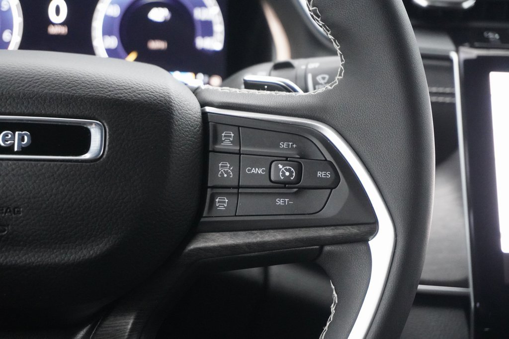 Used 2024 Jeep Grand Cherokee Limited w/ Black Appearance Package image 16