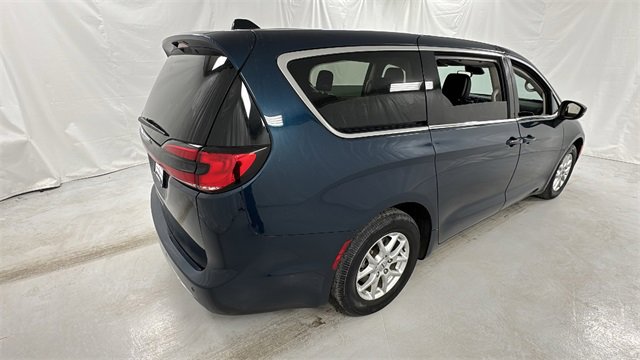 Used 2023 Chrysler Pacifica Touring-L image 3
