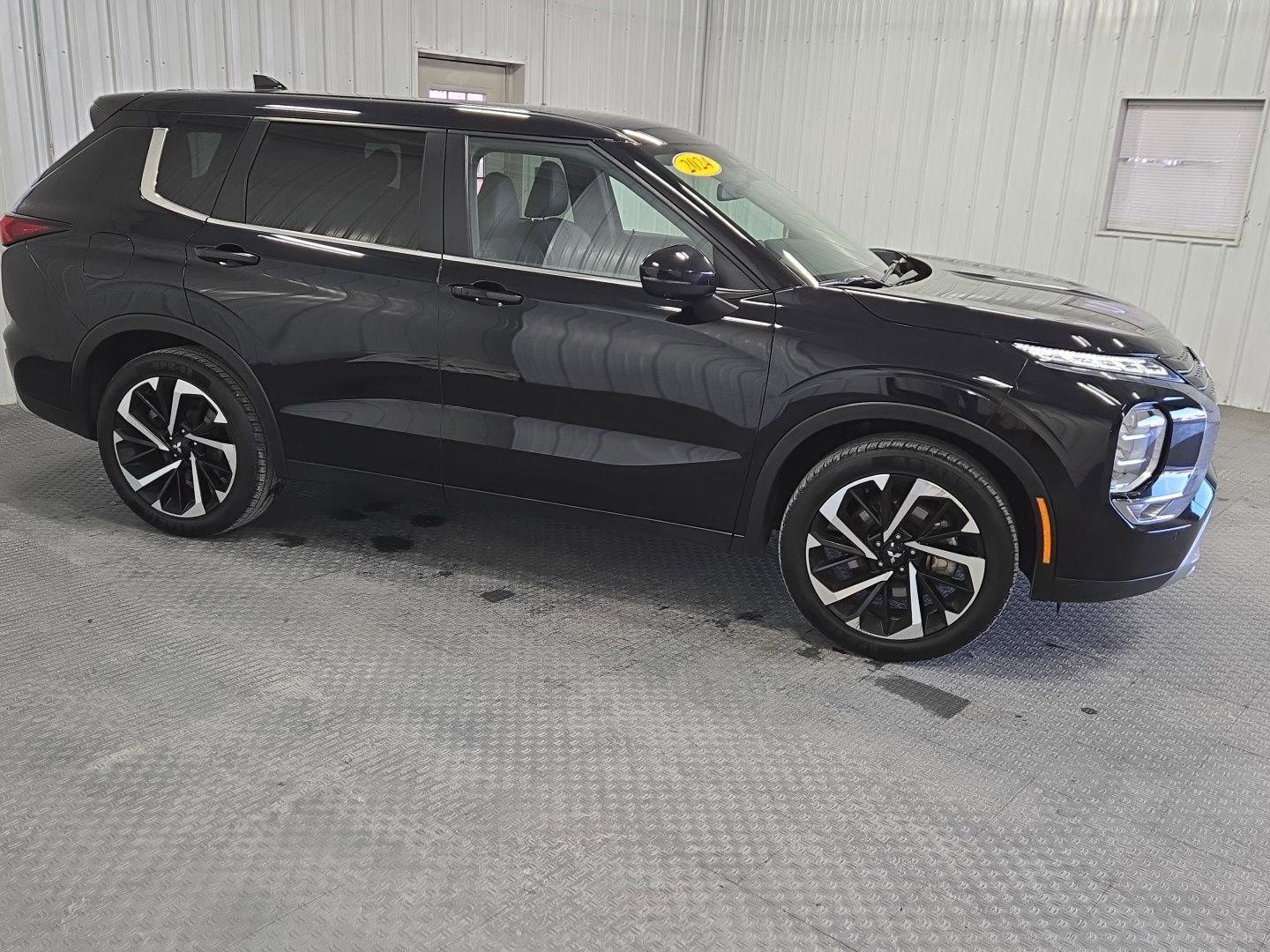 Used 2024 Mitsubishi Outlander SE Black Edition image 9