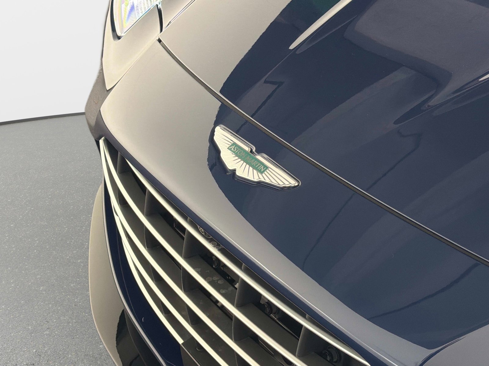 Used 2025 Aston Martin V8 Vantage Coupe RWD image 10