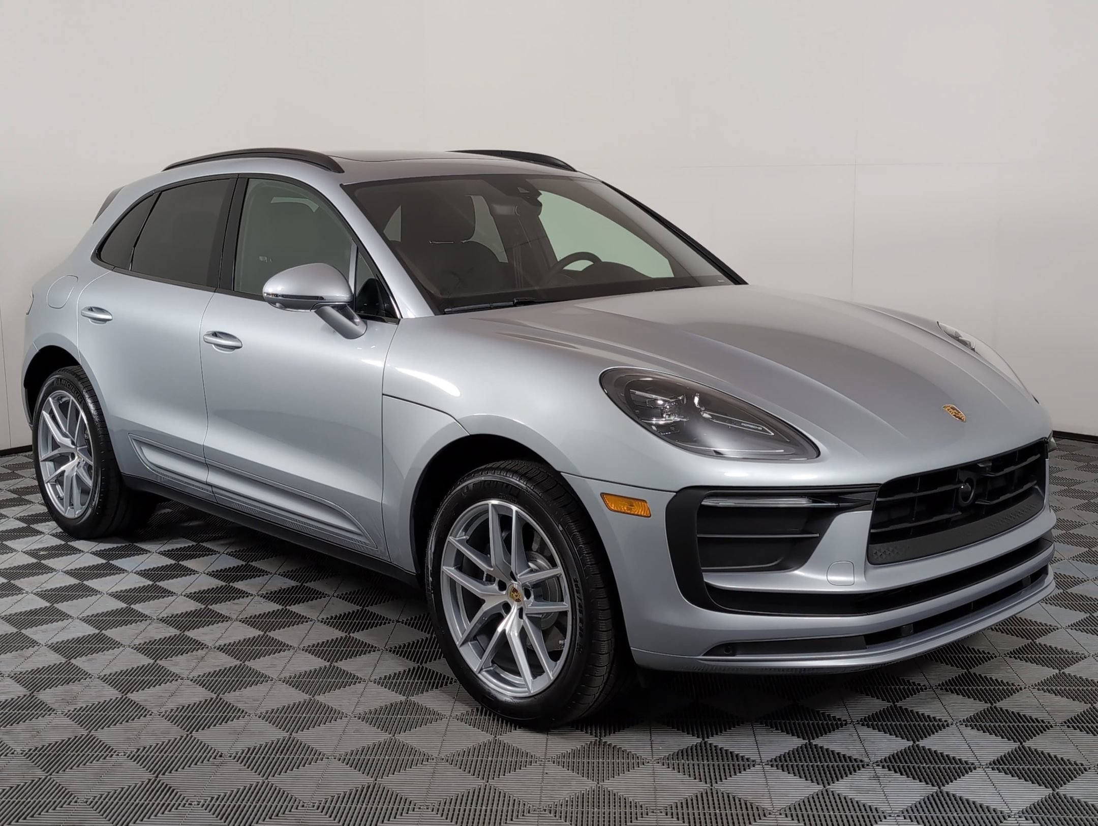 Certified 2025 Porsche Macan AWD/4WD image 10