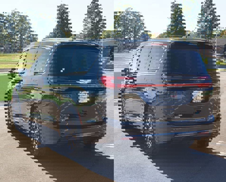 Used 2022 Chrysler Pacifica Limited w/ Uconnect Theater Family Group image 19