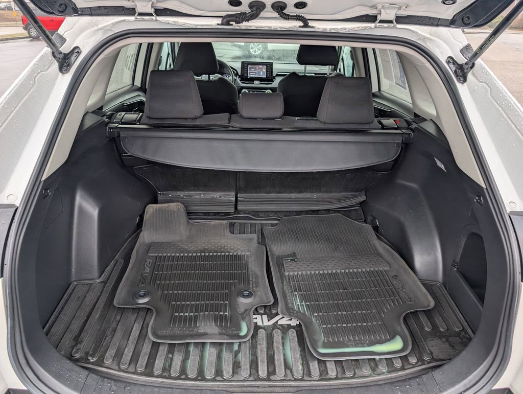 Used 2021 Toyota RAV4 LE AWD/4WD image 12