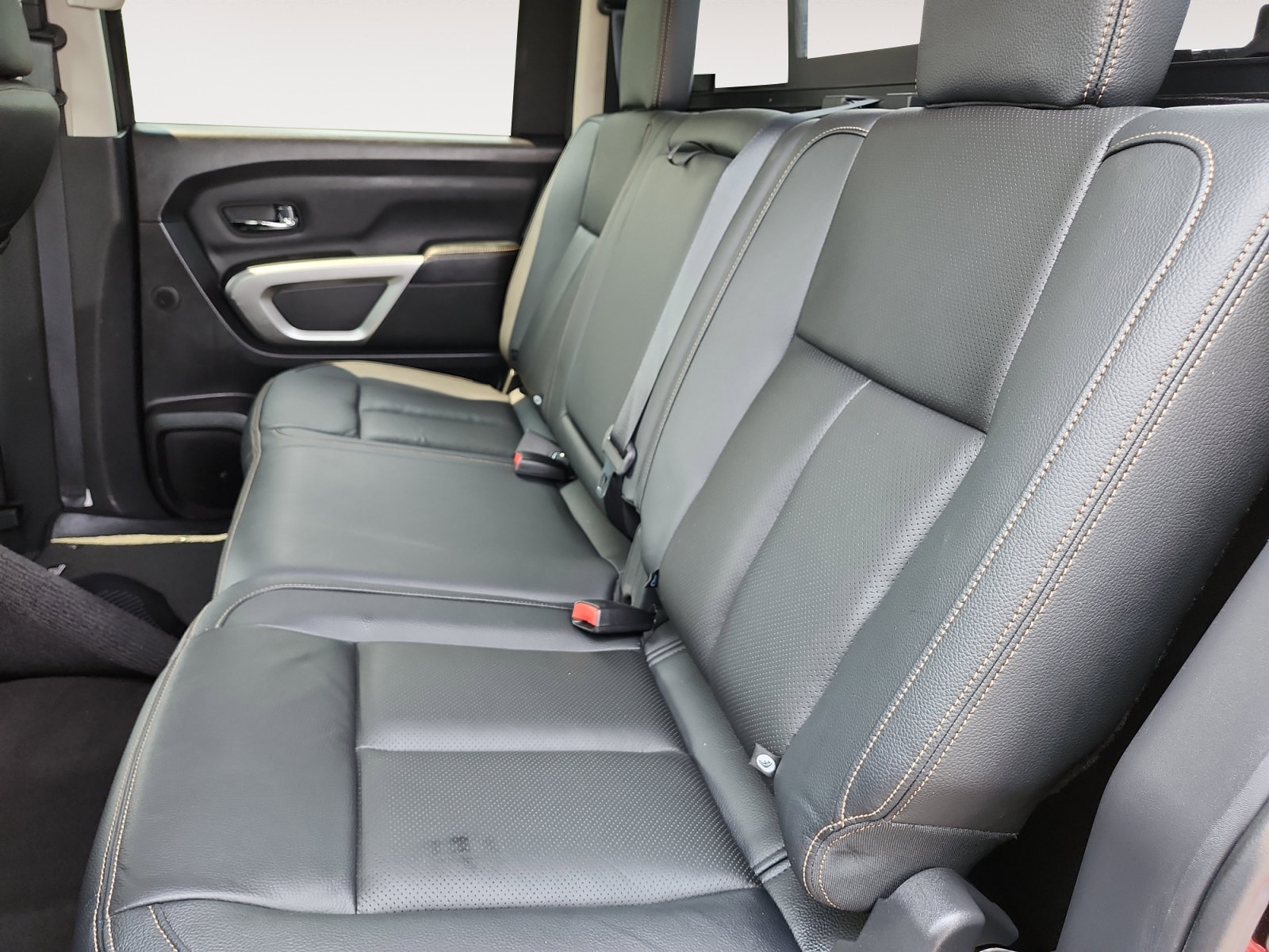 Used 2018 Nissan Titan SL w/ Chrome Package AWD/4WD image 13