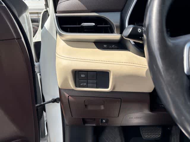 Used 2021 Toyota Highlander XLE FWD image 10