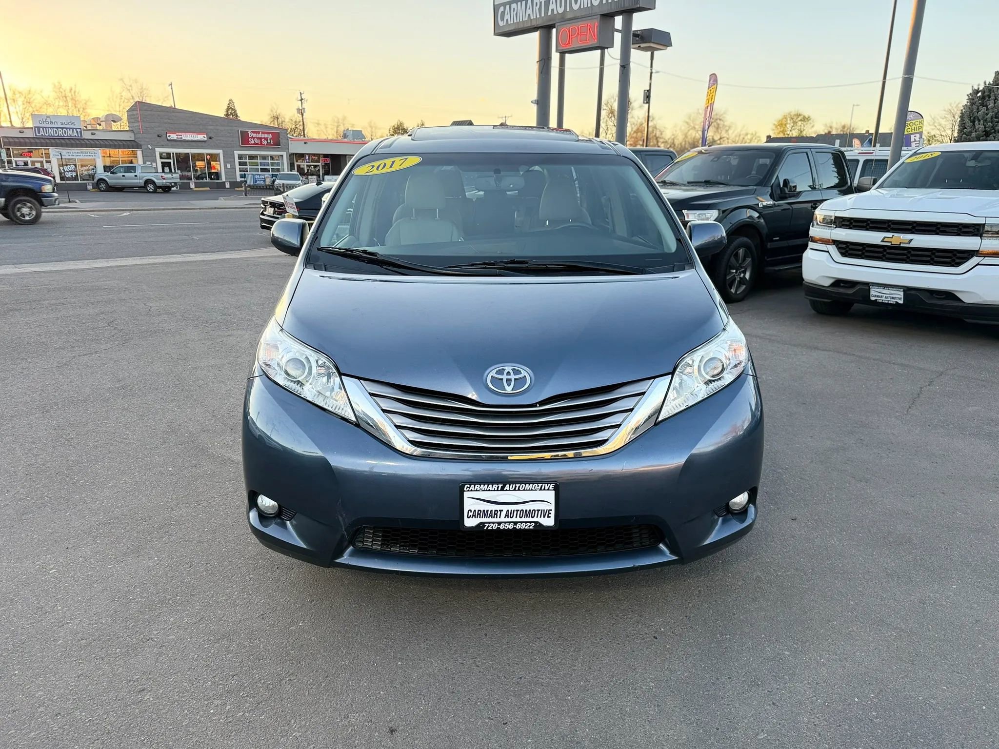 Used 2017 Toyota Sienna XLE w/ XLE Navigation Package FWD image 4
