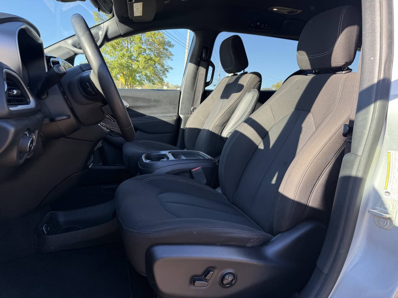 Used 2023 Chrysler Pacifica Touring FWD image 8