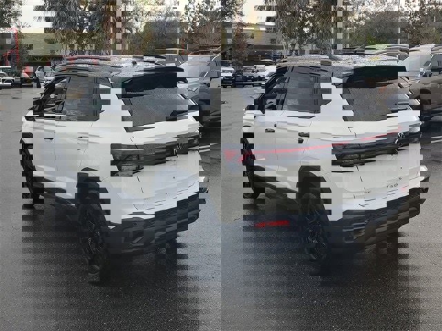 Certified 2025 Volkswagen Taos SE image 3