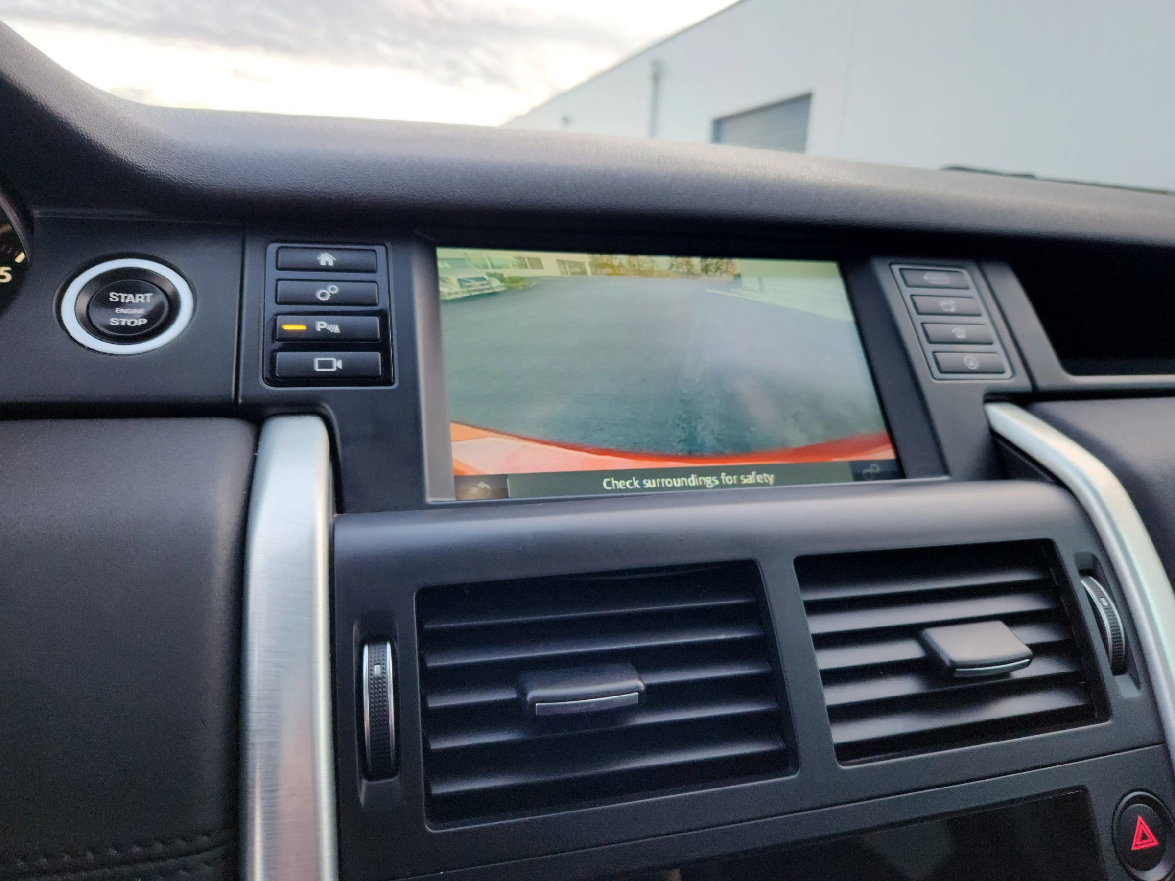 Used 2018 Land Rover Discovery Sport HSE image 12