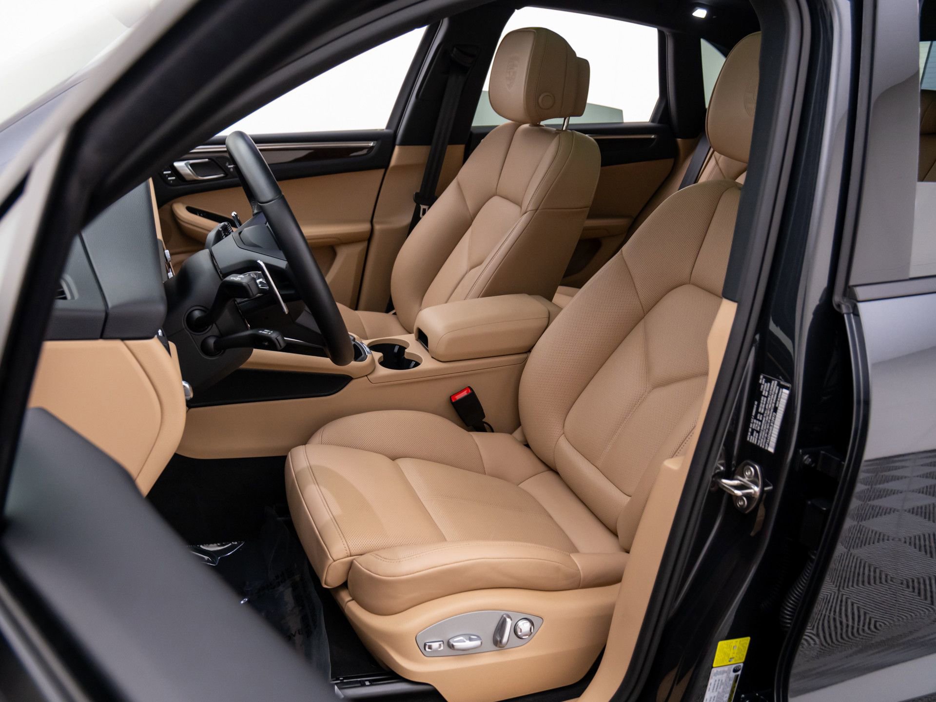 Certified 2025 Porsche Macan image 5