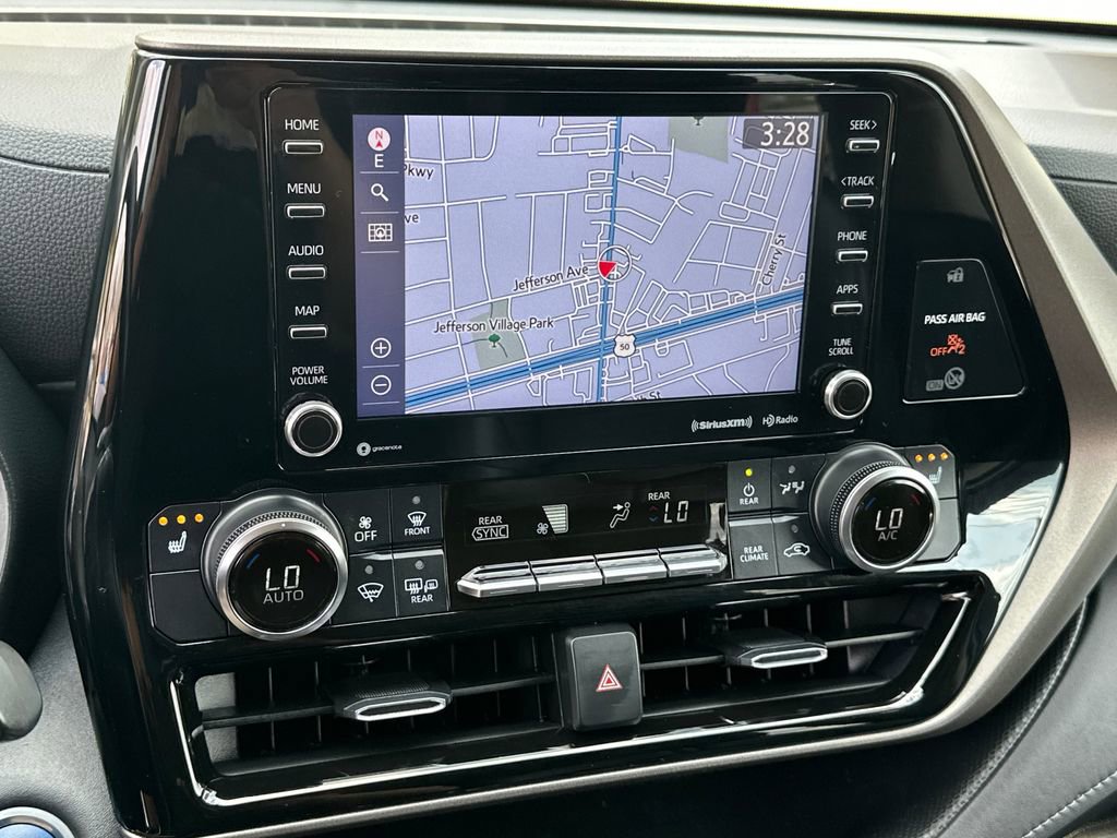 Used 2020 Toyota Highlander XLE image 28