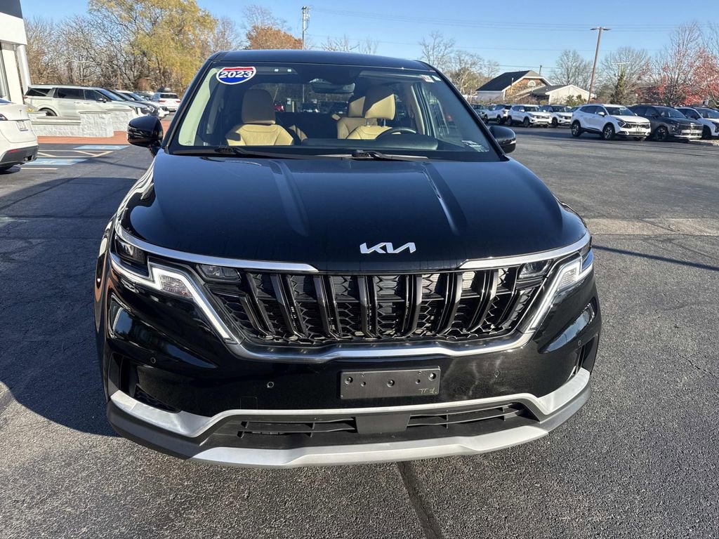 Used 2023 Kia Carnival EX image 11