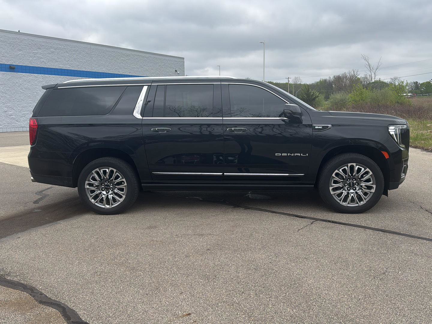 Used 2023 GMC Yukon XL Denali Ultimate AWD/4WD image 7