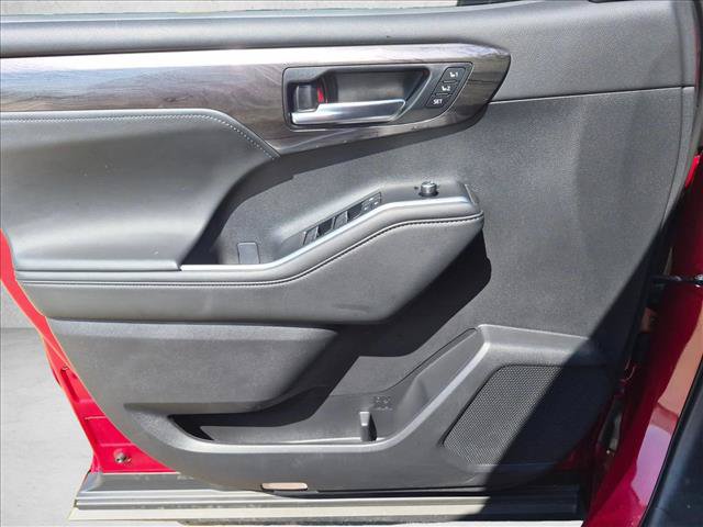 Certified 2025 Toyota Highlander Limited AWD/4WD image 13