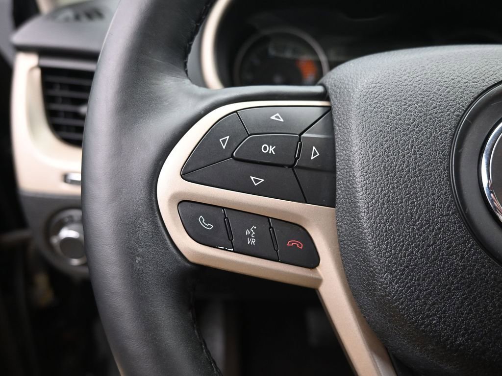 Used 2017 Jeep Cherokee Altitude image 32