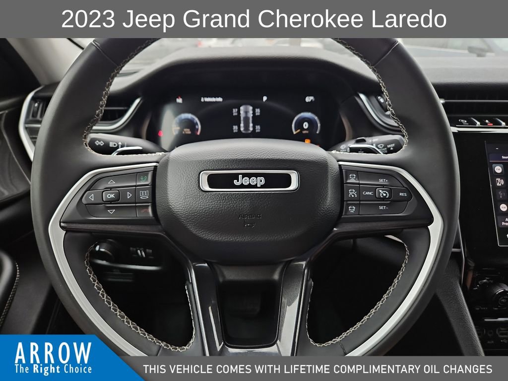 Used 2023 Jeep Grand Cherokee Laredo AWD/4WD image 27