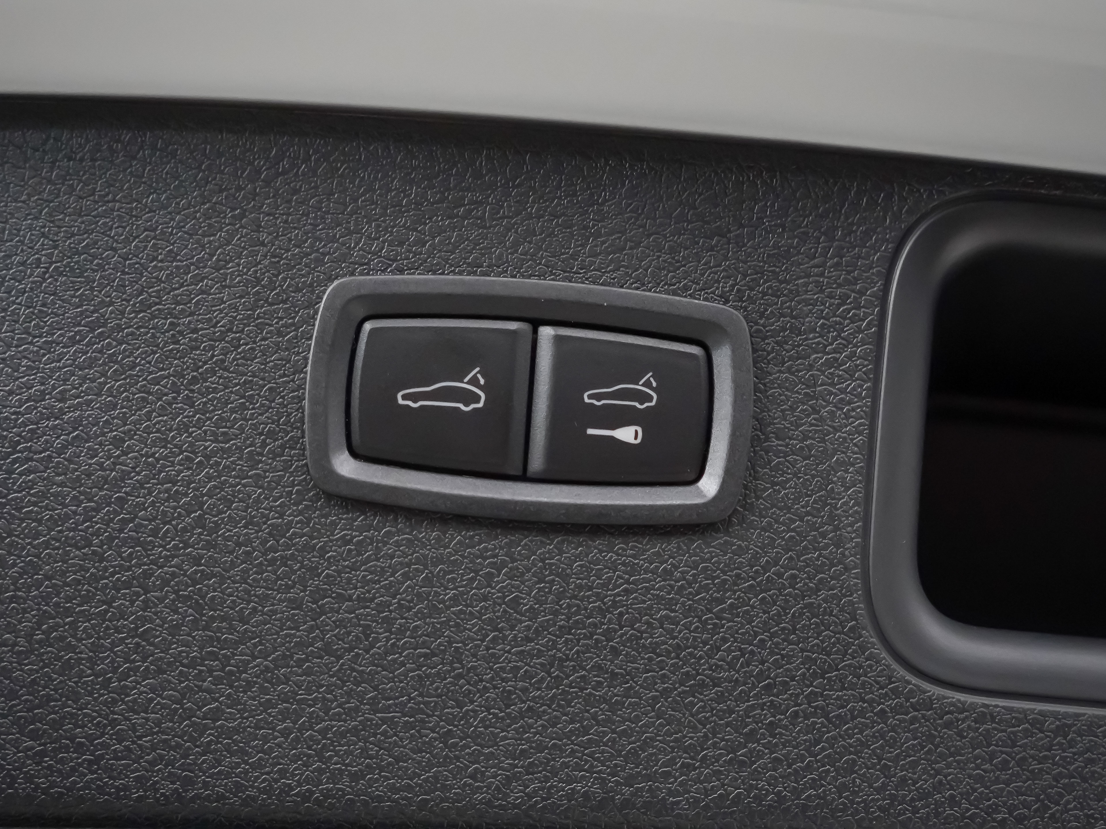 Certified 2026 Porsche Macan Turbo AWD/4WD image 14