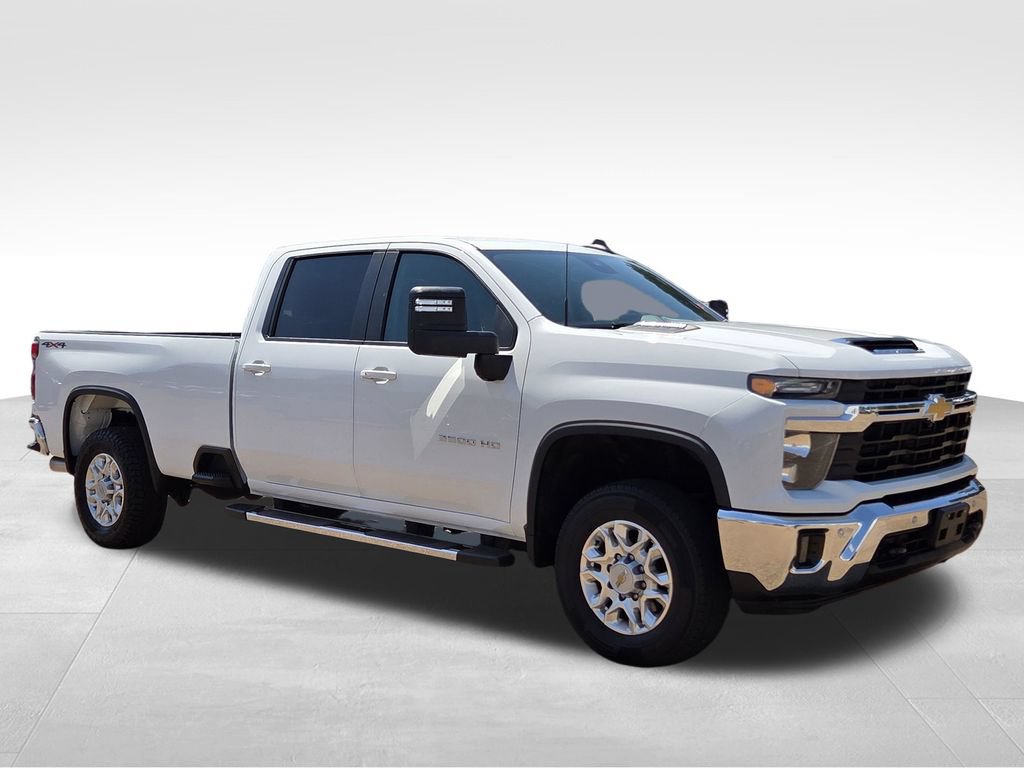 Used 2025 Chevrolet Silverado 3500 LT w/ Safety Package AWD/4WD image 4