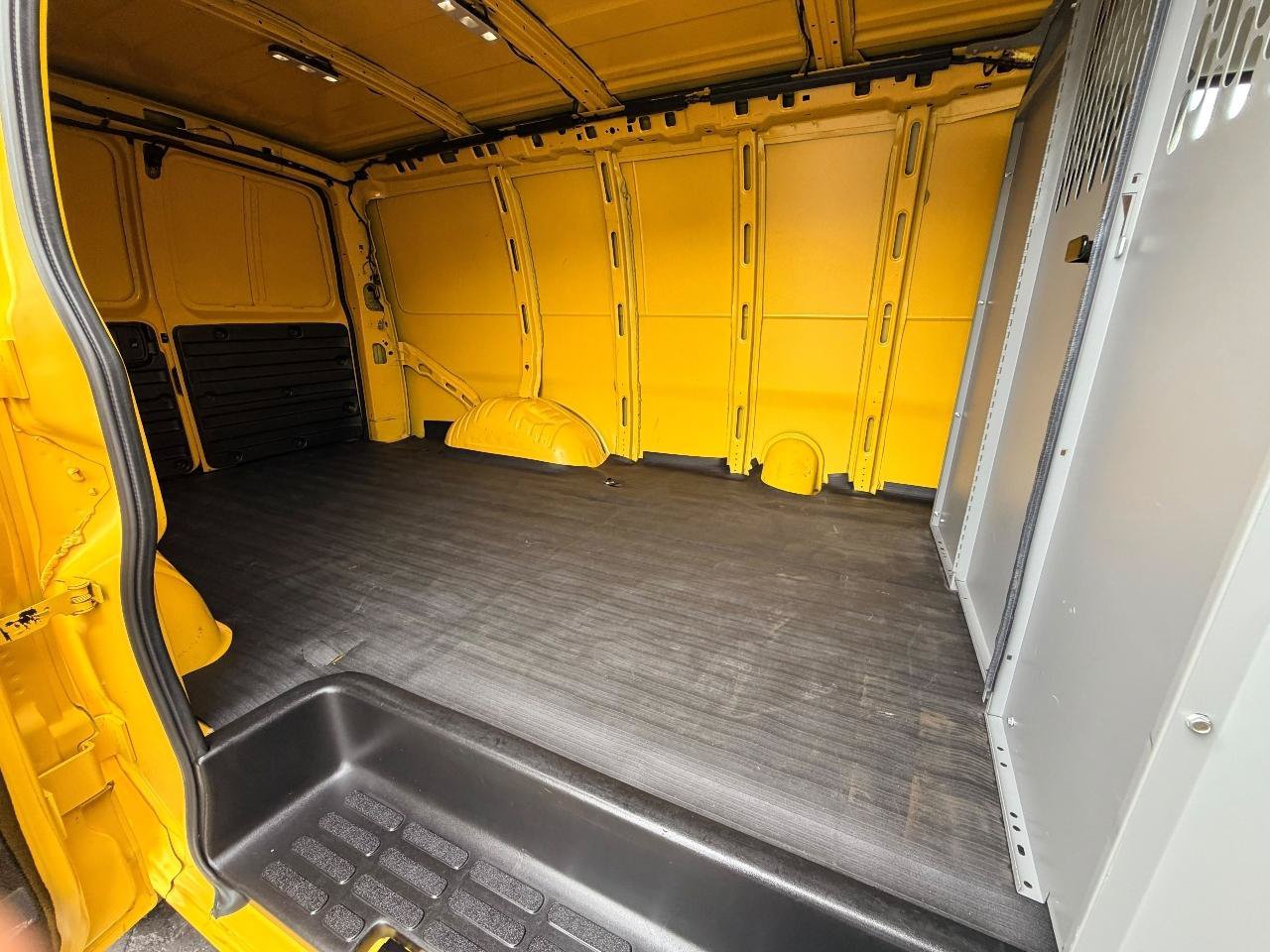 Used 2020 Chevrolet Express 2500 RWD image 15