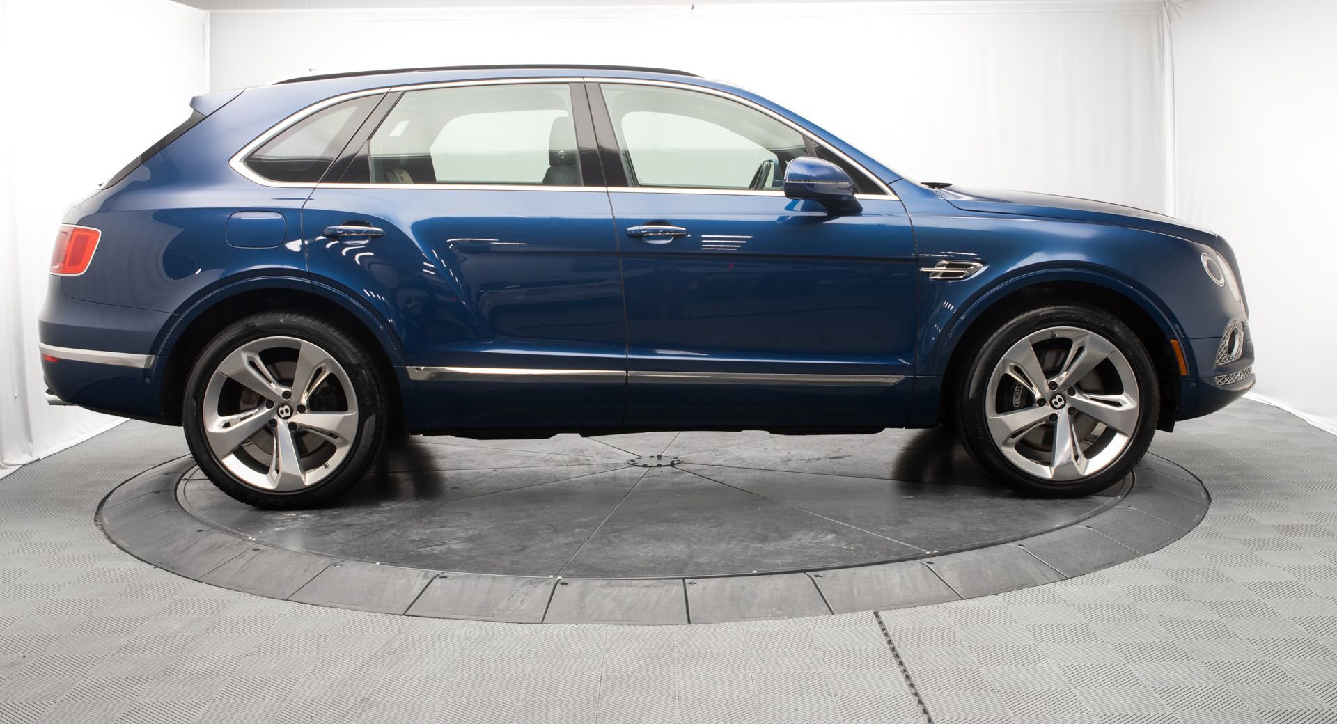 Used 2018 Bentley Bentayga Activity image 2