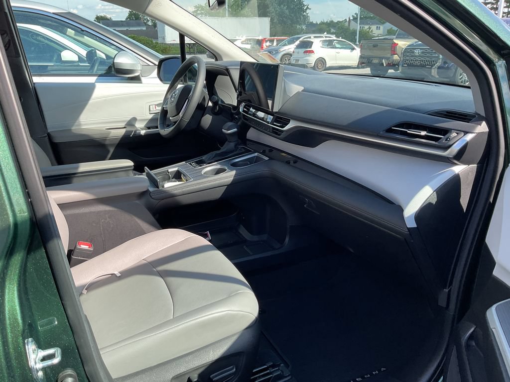 Used 2025 Toyota Sienna XLE FWD image 15