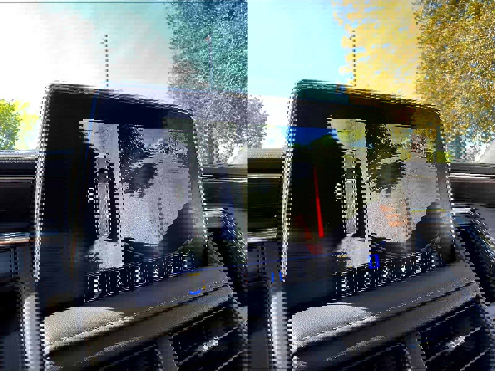 Used 2024 Chevrolet Suburban Z71 w/ Luxury Package image 23