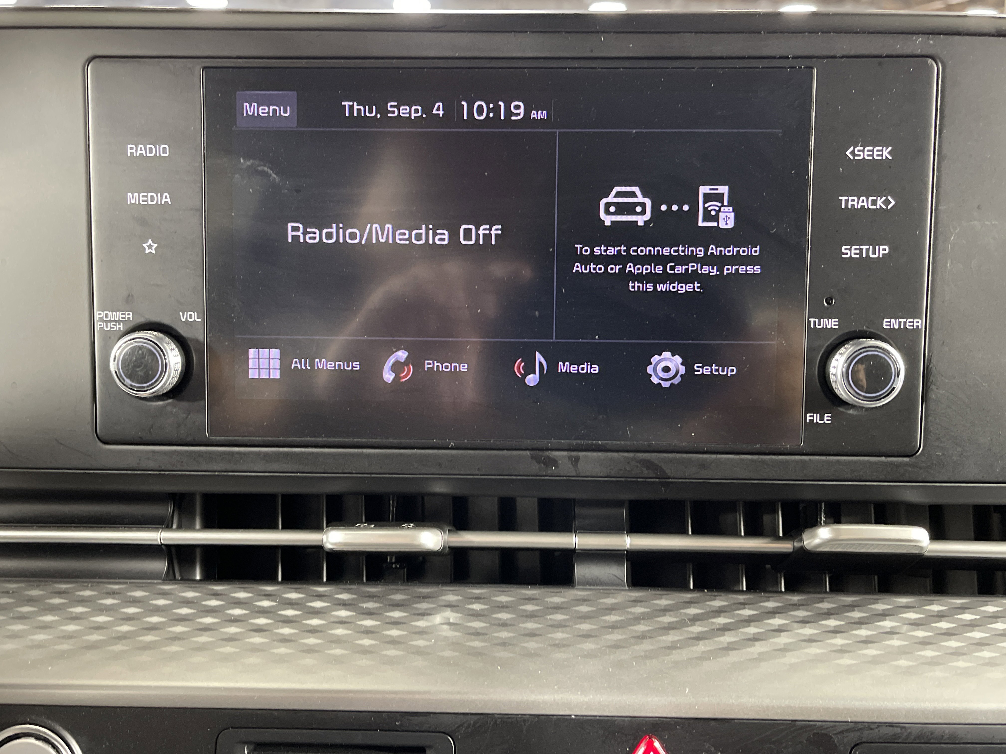 Used 2023 Kia Carnival LX image 23