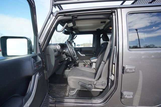 Used 2016 Jeep Wrangler Unlimited Rubicon w/ Connectivity Group image 12