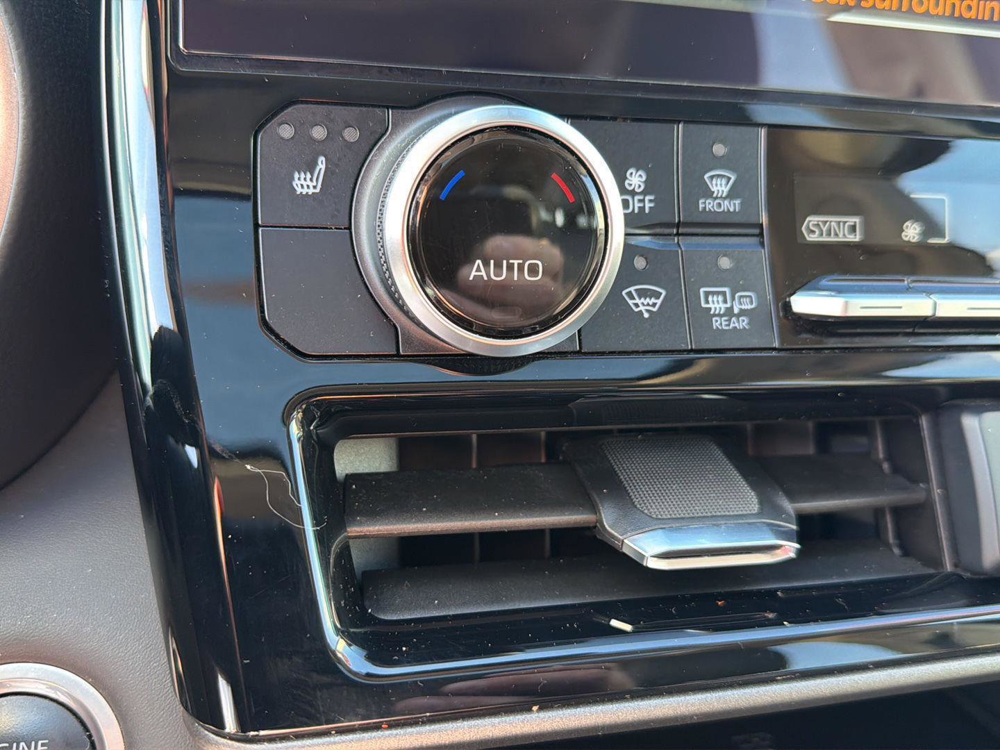 Certified 2024 Toyota Highlander XLE FWD image 28