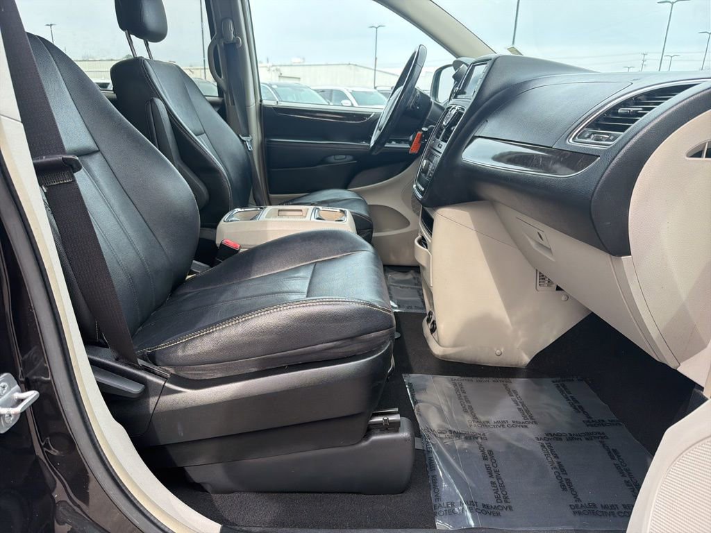 Used 2014 Chrysler Town & Country Touring image 28