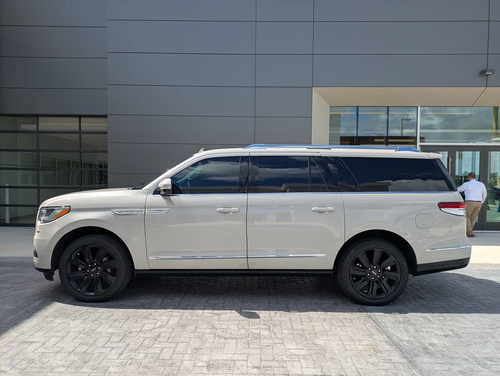 Certified 2024 Lincoln Navigator L Reserve AWD/4WD image 9