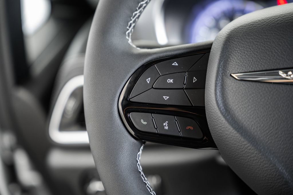 New 2026 Chrysler Pacifica Limited w/ Uconnect Theater Family Group image 27