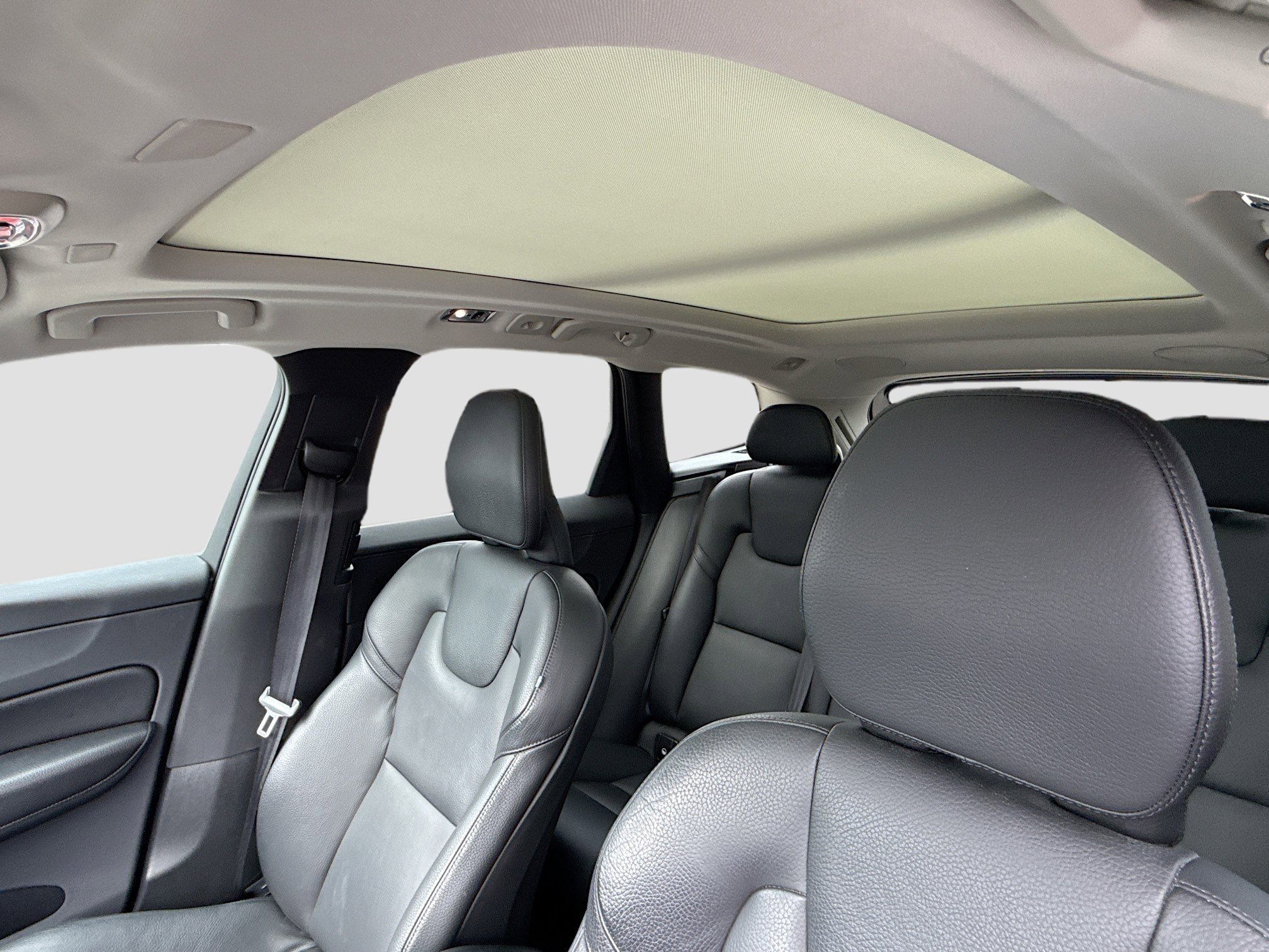 Used 2019 Volvo XC60 T5 Momentum w/ Multimedia Package image 27