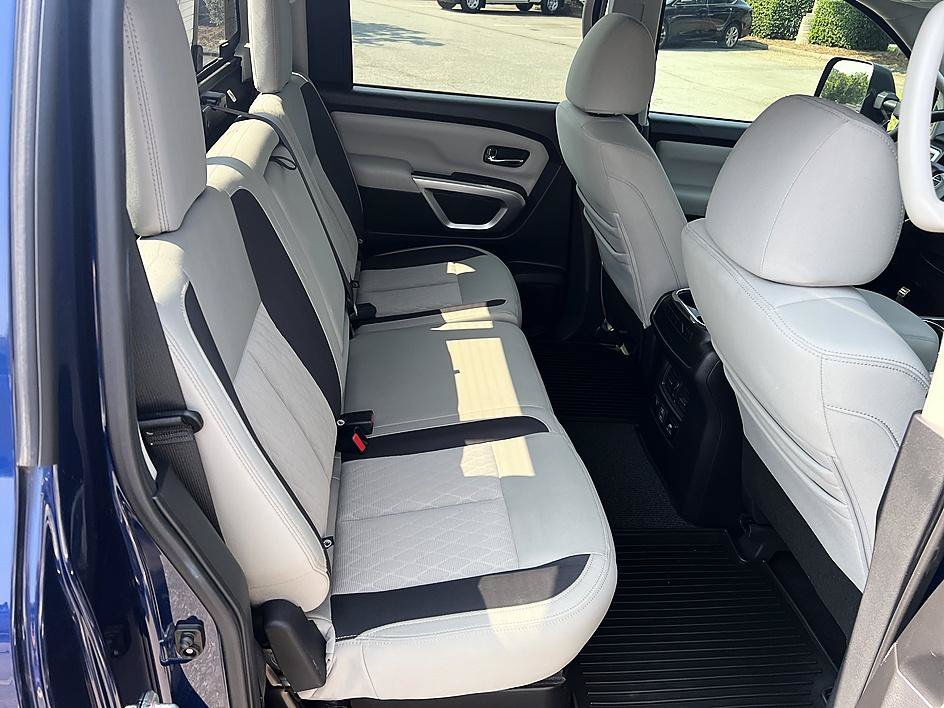 Used 2020 Nissan Titan SV w/ SV Convenience Package RWD image 16