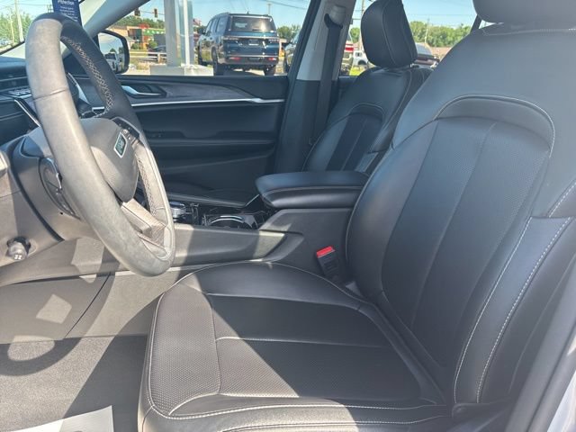 Used 2023 Jeep Grand Cherokee Limited w/ Luxury Tech Group II AWD/4WD image 5