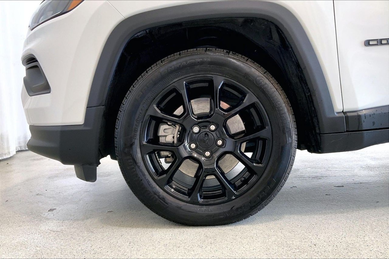 Used 2024 Jeep Compass Latitude w/ Altitude Special Edition AWD/4WD image 8