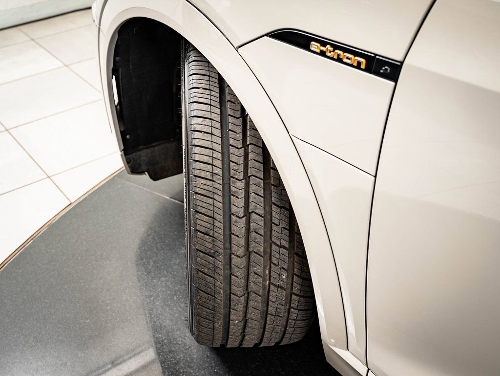 Used 2022 Audi e-tron Premium Plus w/ Premium Plus Package image 38