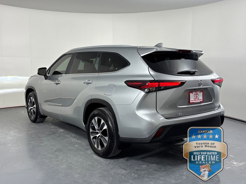 Used 2024 Toyota Highlander XLE FWD image 4