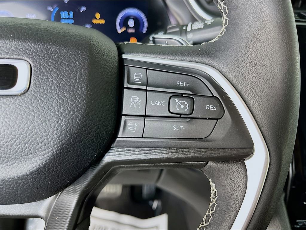 Used 2023 Jeep Grand Cherokee L Laredo AWD/4WD image 15