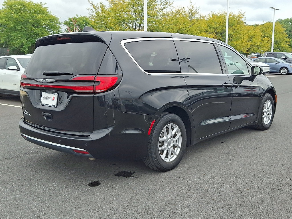 Used 2023 Chrysler Pacifica Touring-L FWD image 6