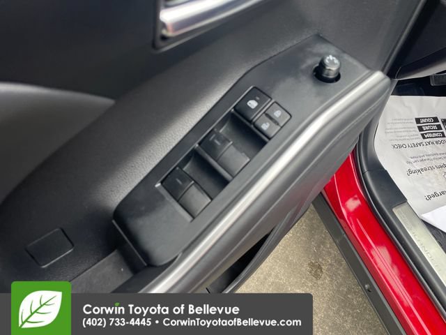 Used 2022 Toyota Highlander XLE AWD/4WD image 22