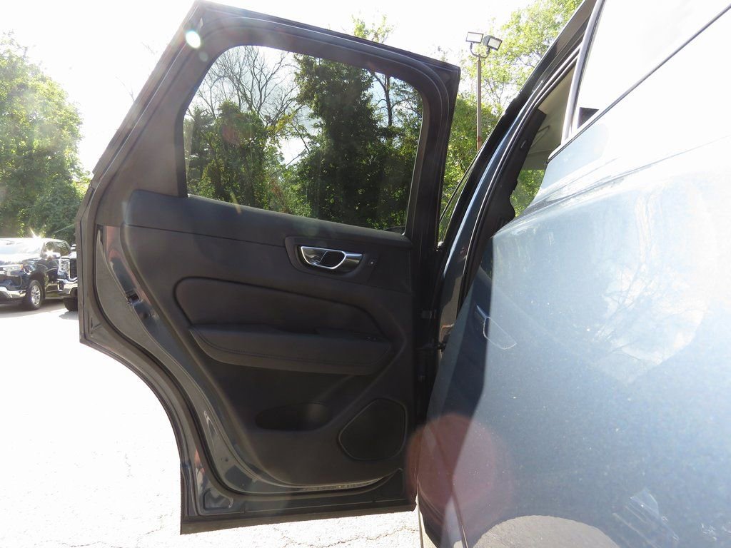 Used 2022 Volvo XC60 B5 Momentum image 20