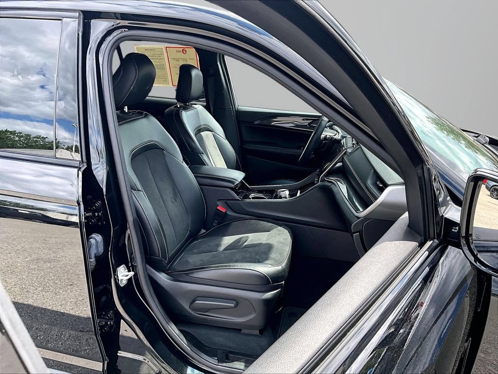 Used 2023 Jeep Grand Cherokee Altitude AWD/4WD image 8