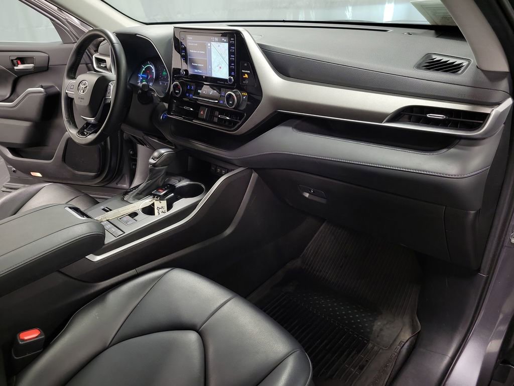 Used 2021 Toyota Highlander XLE image 24