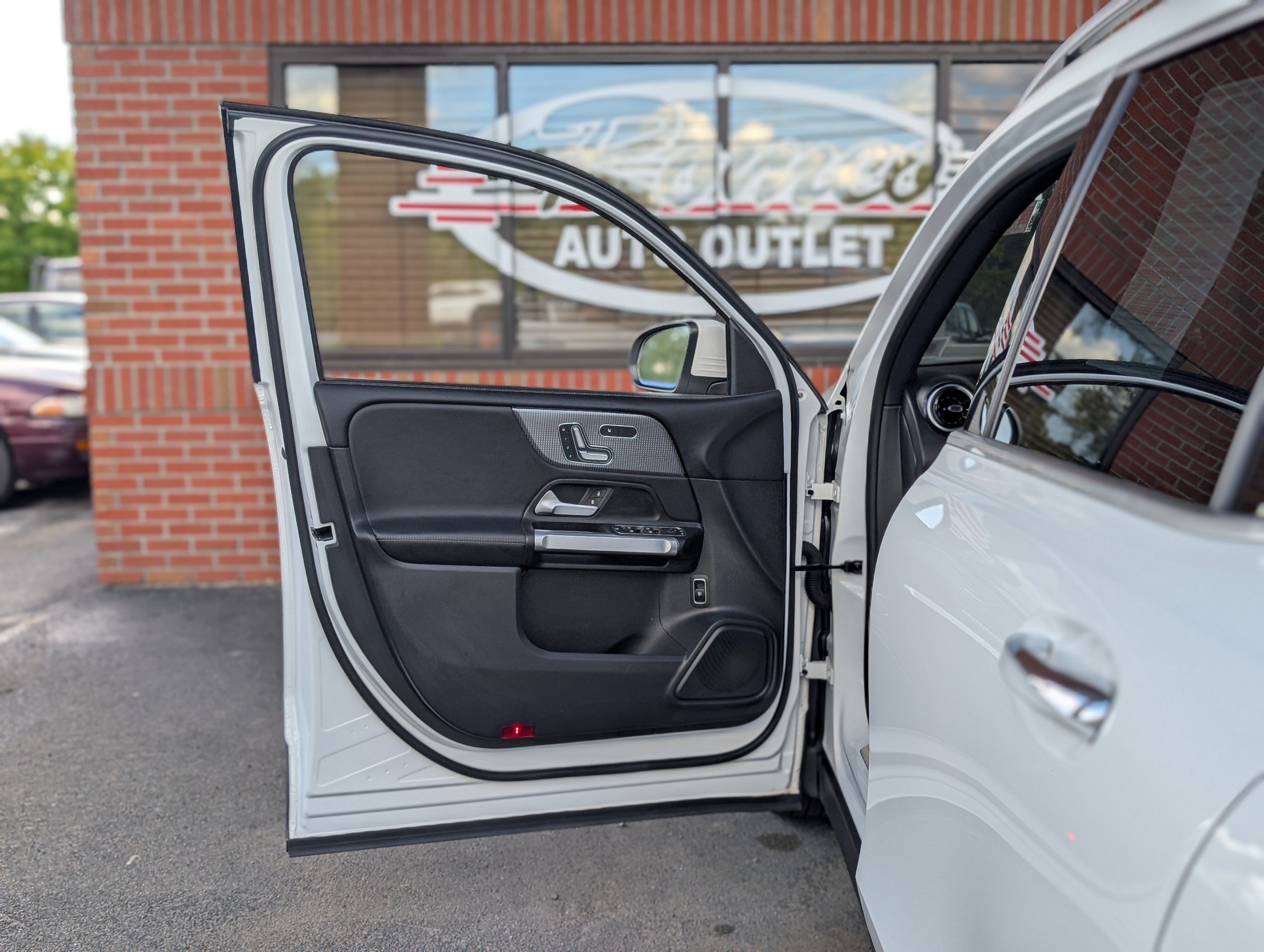 Used 2023 Mercedes-Benz GLB 250 4MATIC image 29