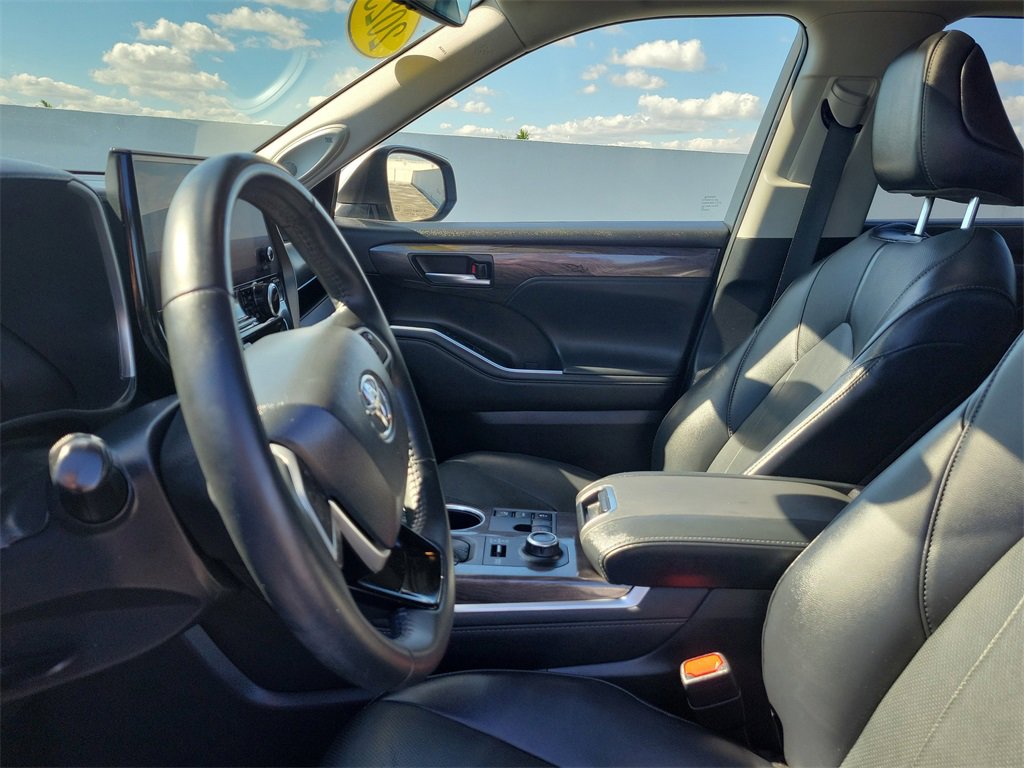 Used 2023 Toyota Highlander Limited image 21