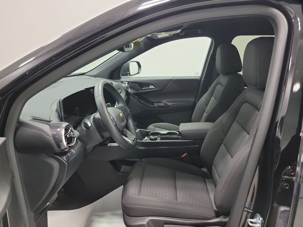 Used 2026 Chevrolet Equinox LT AWD/4WD image 2