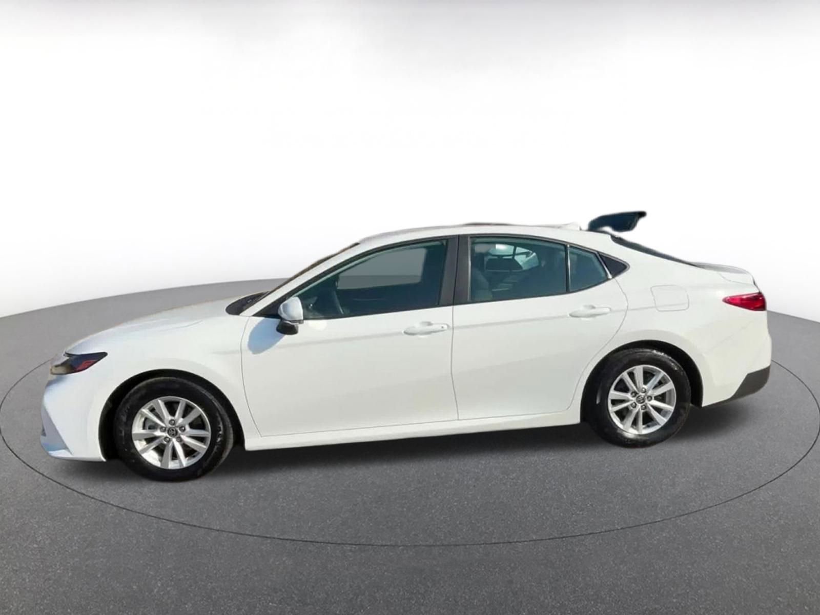 Used 2025 Toyota Camry LE image 9